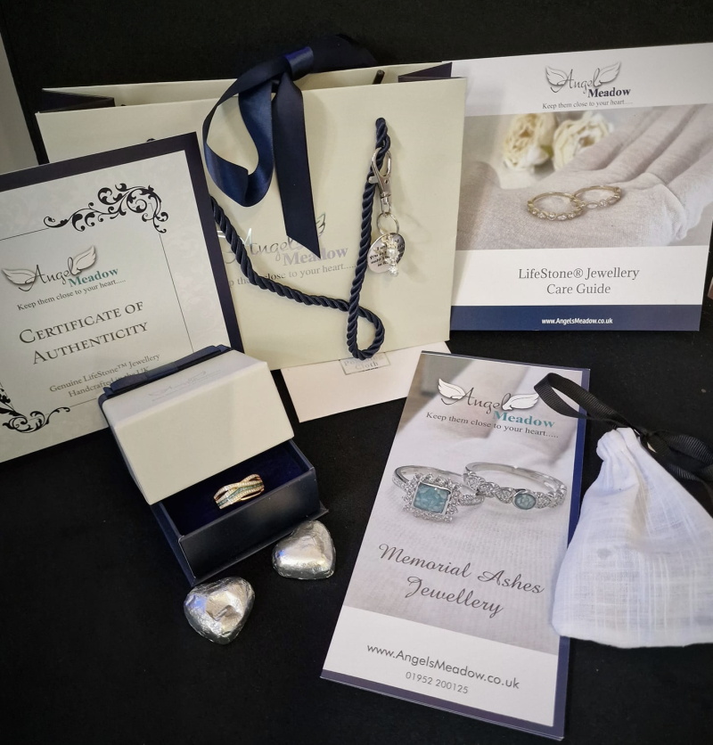 beautiful ashes memorial jewellery gift packaging